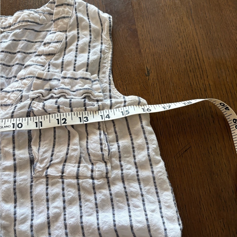 Sleeveless White Button-Front Striped Blouse - Picture 4 of 6